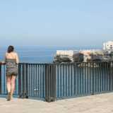 Le stradine sfociano immancabilmente sulle celebri balconate, punti panoramici disseminati lungo il borgo. Ci affacciamo oltre la ringhiera di una di esse e ci lasciamo rapire dallo spettacolo che si disvela ai nostri occhi: di fronte a noi solo la distesa blu dell�Adriatico, incorniciata a destra e a sinistra dall�alta scogliera